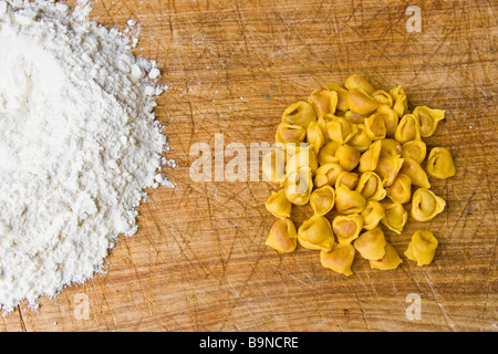 Preparare i tortellini Castelfranco Emilia Modena Italia Foto Stock