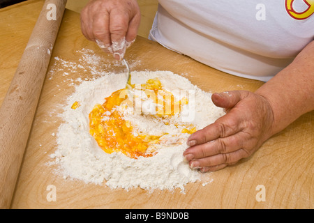 Preparare i tortellini Castelfranco Emilia Modena Italia Foto Stock