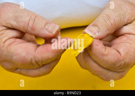 Preparare i tortellini Castelfranco Emilia Modena Italia Foto Stock