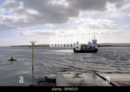 POOLE, DORSET, Regno Unito - 14 MARZO 2009: La catena di traghetti 'Bramble Bush Bay' si avvicina allo scivolo a Sandbanks Foto Stock