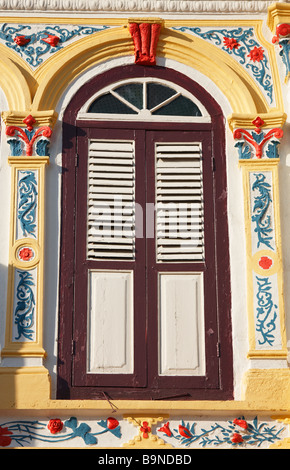 Finestre con persiane di rinnovato edificio Peranakan, Melaka, Malaysia Foto Stock