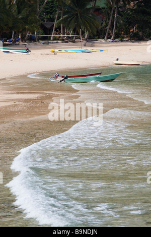 Le barche di velocità su Kampung Sabang Beach, Pulau Tioman, Malaysia Foto Stock