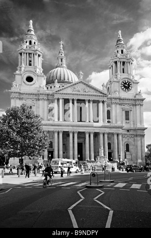 La Cattedrale di St Paul, fronte ovest di Londra Foto Stock