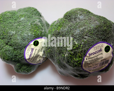 Avvolte nella pellicola pre pranzo degli imballaggi in plastica sui broccoli da un supermercato Foto Stock