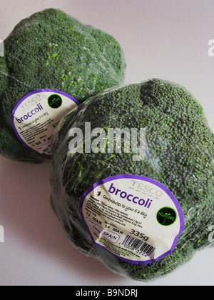 Avvolte nella pellicola pre pranzo degli imballaggi in plastica sui broccoli da un supermercato Foto Stock