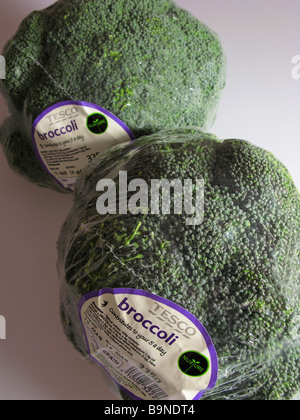 Avvolte nella pellicola pre pranzo degli imballaggi in plastica sui broccoli da un supermercato Foto Stock