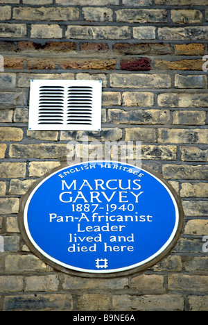 Inglese targa blu segnando un ex casa di pan-africanista leader Marcus Garvey, Talgarth Road, a ovest di Londra - Inghilterra Foto Stock