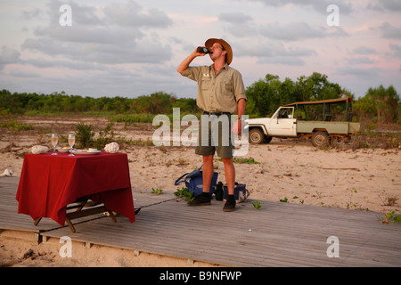 Uomo di bere recare in spiaggia, Garig Gunak Barlu Parco nazionale sulla penisola di Cobourg, Arnhem Land, Australia. Foto Stock