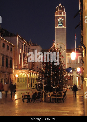 La Croazia vista la sera di Natale decorato Stradun la strada principale di vecchia città mediterranea di Dubrovnik Foto Stock