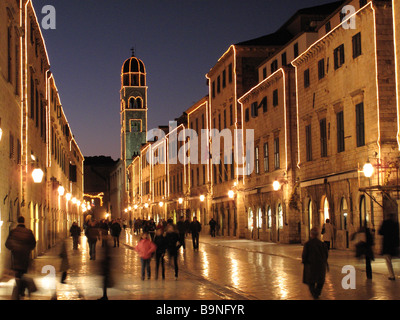 La Croazia vista la sera di Natale decorato Stradun la strada principale di vecchia città mediterranea di Dubrovnik Foto Stock