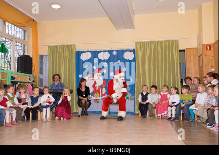 Babbo Natale visita i bambini nella scuola materna di Polonia Foto Stock