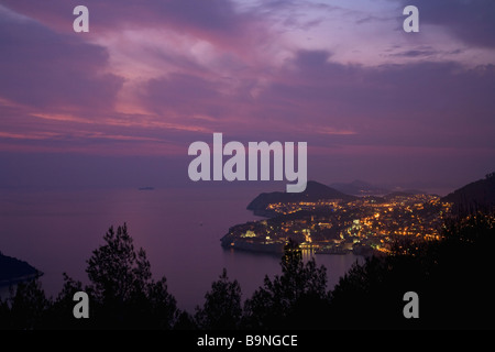Di sera il tramonto sulla città di Dubrovnik e sul Mare Adriatico costa dalmata Croazia Europa Foto Stock