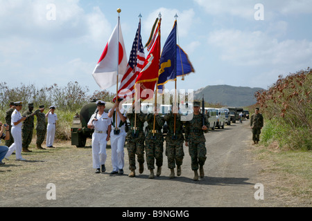 Comune di giapponesi e americani guardia di colore alla reunion di onore cerimonia su Iwo Jima con Mt Suribachi in background Foto Stock