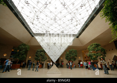 La Pyramide Inversée piramide invertita nel museo del Louvre, Parigi, Francia Foto Stock