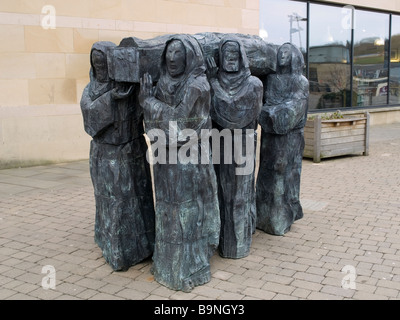 Scultura di Saint Cuthberts Viaggio da Fenwick Lawson al di fuori del teatro di Gala Durham City Regno Unito Foto Stock