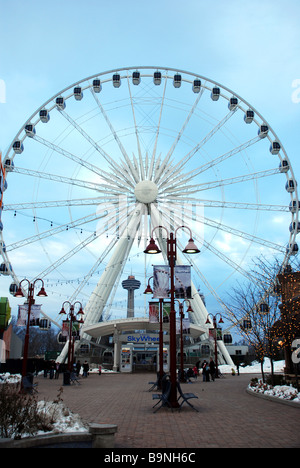 Skywheel su Clifton Hill entertainment district in Niagara Falls Ontario Foto Stock