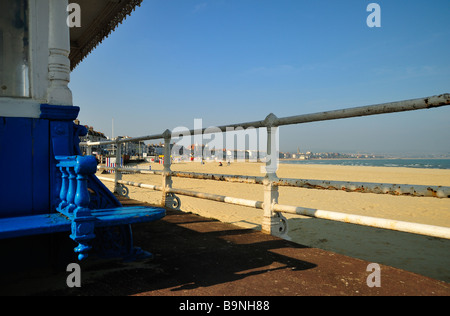 SWANAGE, DORSET, Regno Unito - 21 MARZO 2009: Rifugio sul lungomare di Weymouth Foto Stock