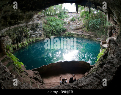 Messico Yucatan Cenote Zaci a Valladolid dolina naturale con acqua fresca e grotta aperta Foto Stock