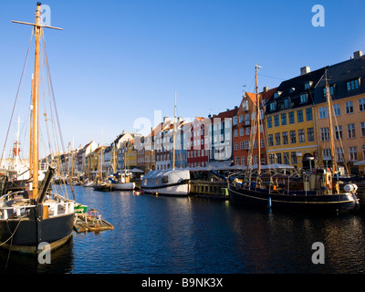 Mattina a Nyhavn (nuovo) del Porto di Copenhagen, Danimarca. Foto Stock