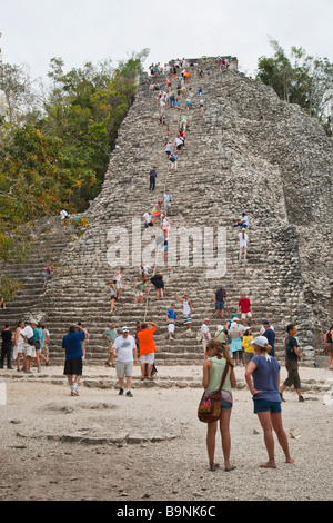 Yucatan Messico 2009 Coba Mayan storiche rovine complesso - la scalata Nohoch Mul piramide Foto Stock