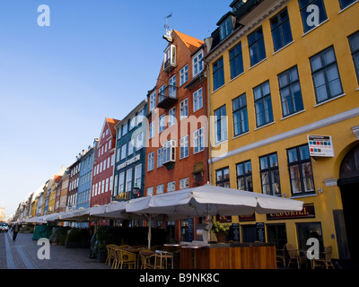 La mattina con un colpo di molti bar e ristoranti di Nyhavn (nuovo) del Porto di Copenhagen, Danimarca. Foto Stock