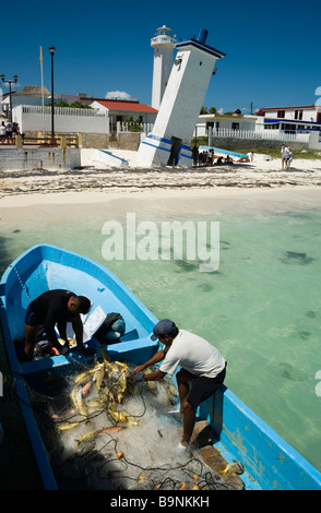 Yucatan Messico 2009 Puerto Morelos vecchio faro danneggiato dall' uragano Behula nel 1967 con il nuovo faro Foto Stock