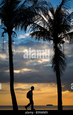 Un turista a piedi in Roxas Boulevard al crepuscolo. Foto Stock