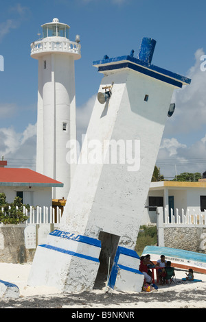 Yucatan Messico 2009 Puerto Morelos vecchio faro danneggiato dall' uragano Behula nel 1967 con il nuovo faro Foto Stock