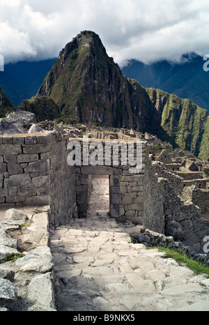 Il Perù MACHU PICCHU cancello principale nella città di Machu Picchu con Huayna Picchu in background Foto Stock