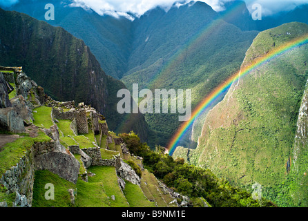 Il Perù MACHU PICCHU arcobaleno doppio sopra le antiche terrazze Inca di Machu Picchu Foto Stock