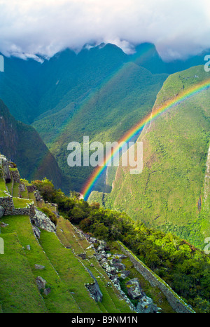Il Perù MACHU PICCHU arcobaleni doppia oltre le antiche terrazze Inca di Machu Picchu Foto Stock