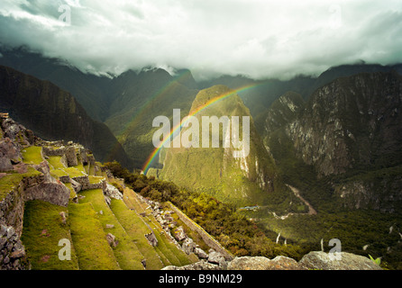 Il Perù MACHU PICCHU arcobaleni doppia oltre le antiche terrazze Inca di Machu Picchu Foto Stock