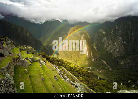 Il Perù MACHU PICCHU arcobaleno doppio sopra le antiche terrazze Inca di Machu Picchu Foto Stock