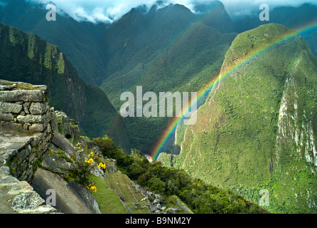 Il Perù MACHU PICCHU arcobaleno doppio sopra le antiche terrazze Inca di Machu Picchu Foto Stock
