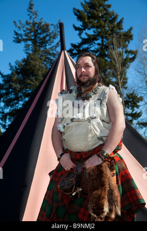 Highlander scozzese. L'uomo indossando il tradizionale kilt & holding pugnale, sgian dhu dirk a Hawick festival Reivers, Scottish Borders, Hawick Scozia, Regno Unito Foto Stock