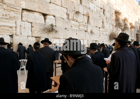 Gli uomini ebrei in preghiera al Muro Occidentale o muro del pianto nella città vecchia di Gerusalemme Est Israele Foto Stock