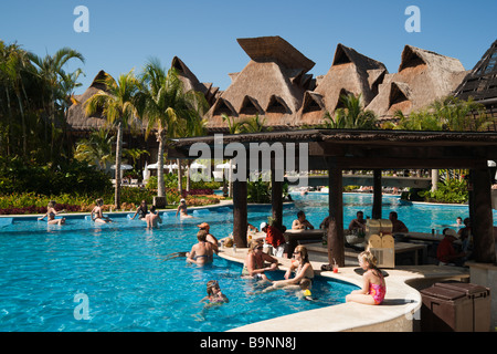 Messico Yucatan - Mayan Palace resort Grand Mayan Playa del Carmen piscina bar con gli ospiti Foto Stock