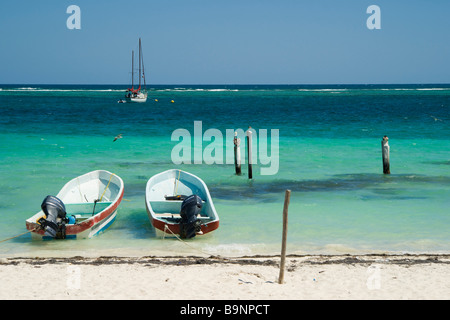 Yucatan Messico 2009 Puerto Morelos barche sulla spiaggia Foto Stock