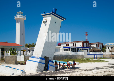 Yucatan Messico 2009 Puerto Morelos vecchio faro danneggiato dall' uragano Behula nel 1967 con il nuovo faro Foto Stock