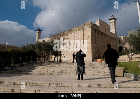 Gli Ebrei religiosi sul loro modo di grotta o Tomba dei patriarchi, noto per gli ebrei come caverna di Macpela e ai musulmani come santuario di Abramo a Hebron Foto Stock