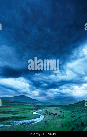 Un moody sera cielo sopra la valle di Tugela con le montagne Drakensberg oltre, KwaZulu Natal, Sud Africa Foto Stock