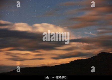 I temporali, fulmini e stelle oltre le montagne Drakensberg, KwaZulu Natal, Sud Africa Foto Stock