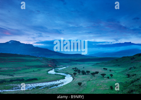 Un moody sera cielo sopra la valle di Tugela con le montagne Drakensberg oltre, KwaZulu Natal, Sud Africa Foto Stock