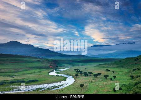 Un moody sera cielo sopra la valle di Tugela con le montagne Drakensberg oltre, KwaZulu Natal, Sud Africa Foto Stock