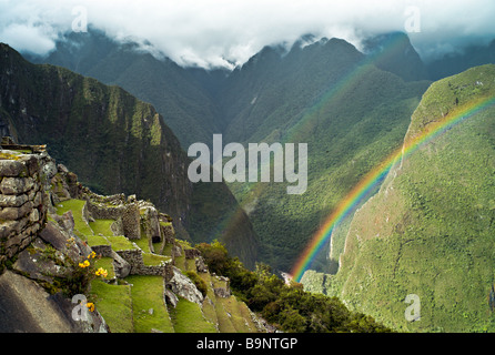Il Perù MACHU PICCHU arcobaleni doppia oltre le antiche terrazze Inca di Machu Picchu Foto Stock