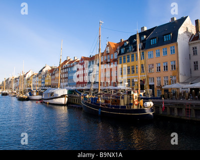 Una bella mattina sul Nyhavn (nuovo) del Porto di Copenhagen, Danimarca. Foto Stock
