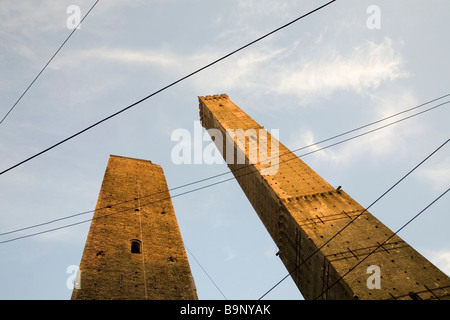 Le due Torri di Bologna La Torre degli Asinelli taller e la Torre Garisenda troncato e appoggiata Bologna Italia Foto Stock