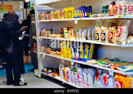 PARIGI, FRANCIA, Ethnic Food Supermarket Store Shelves, Arabian, uomo shopping, acquirenti di beni di scelta, in 'Cati Supermarket' beni di consumo confezionati Foto Stock