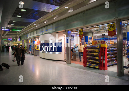 Aeroporto di Manchester REGNO UNITO Aeroporto partenza alla zona per lo shopping Foto Stock