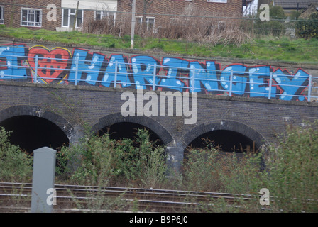 Enorme graffiti dicendo "Io amo HARINGEY' sulla parete accanto alla linea ferroviaria di King's Cross London Foto Stock